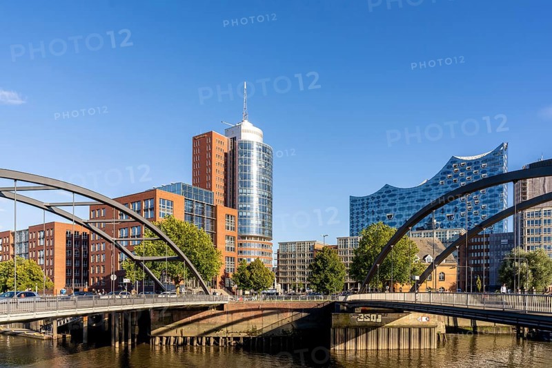 View between the Niedehrbaum bridges in Hafencity, view across Niederhafen harbour to the Elbe Philharmonic Hall concert hall, Hanseatic Trade Center, Am Sandtorkai, summer, Hamburg, Germany, Europe