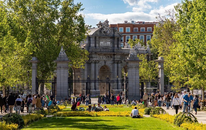 A picture of the Independence Gate and people visiting at the El Retiro Park