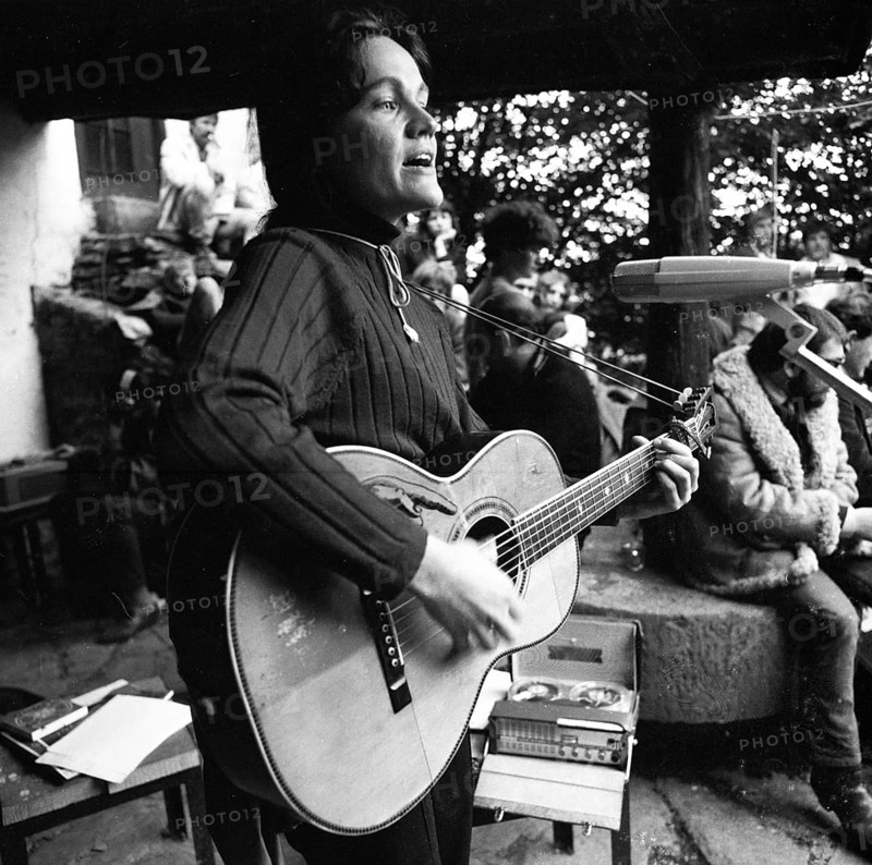 Here the 3rd Festival for Chanson and Folklore on 26. 5. 1966 at Waldeck Castle. Hedy West. Waldeck Castle: The Burg Waldeck. -festivals (1964-69) were always meeting places for the alternatives, Germany, Europe