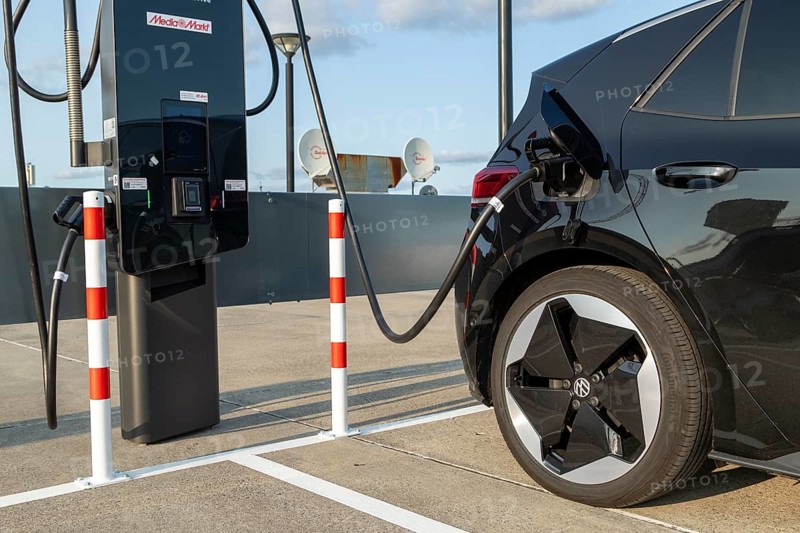 Mobility, e-charging Hamburg, car at a charging station, charging station for electric vehicles on the car park deck of MediaMarkt Tech Village, Hamburg, Germany, Europe