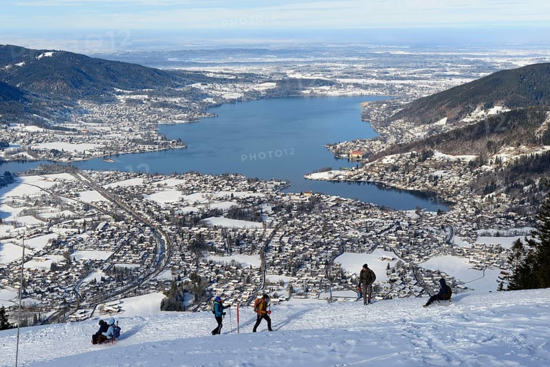 Hikers climbing the Wallberg, sledgers tobogganing down, behind Tegernsee, winter, snow, Rottach-Egern, Mangfall mountains, Bavarian Prealps, Upper Bavaria, Bavaria, Germany, Europe