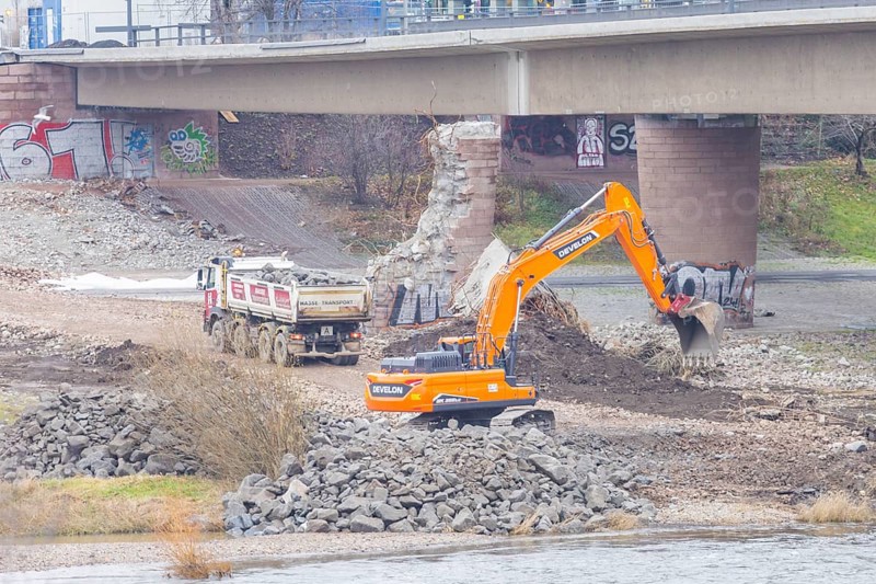 After the partial collapse of the Carola Bridge, a dam is built on the banks of the Elbe in Dresden, Saxony, Germany, Europe