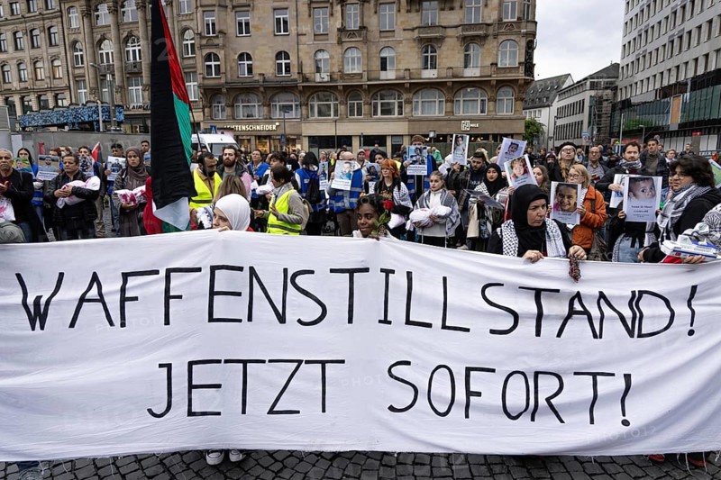 Around 1, 400 people take part in a pro-Palestine demonstration at Rossmarkt in Frankfurt am Main on 7 October 2024. The rally is accompanied by a massive police presence. Exactly one year ago, on 7 October 2023, the terrorist militia Hamas killed more than 1, 100 people in an attack on Israel. Since Israel's subsequent intervention in the Gaza Strip, there have been repeated pro-Palestinian demonstrations throughout Germany, Rossmarkt, Frankfurt am Main, Hesse, Germany, Europe