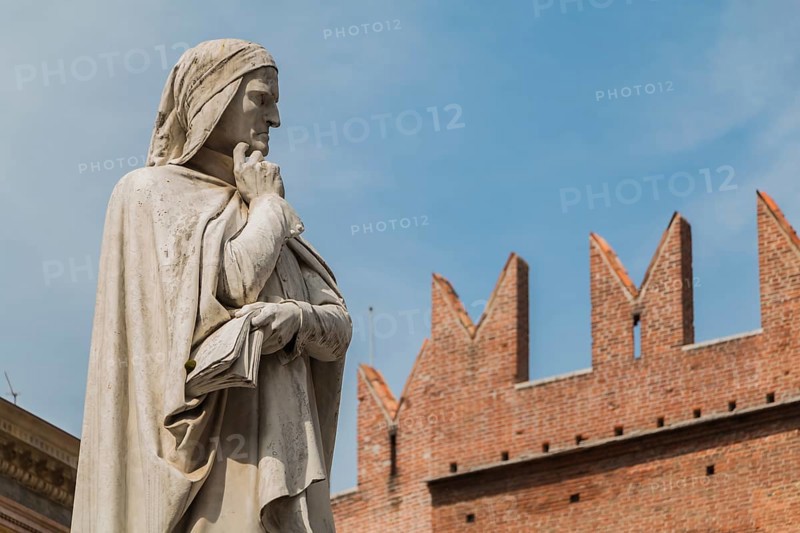 A picture of the statue of Dante Alighieri in the Piazza dei Signori (Verona)