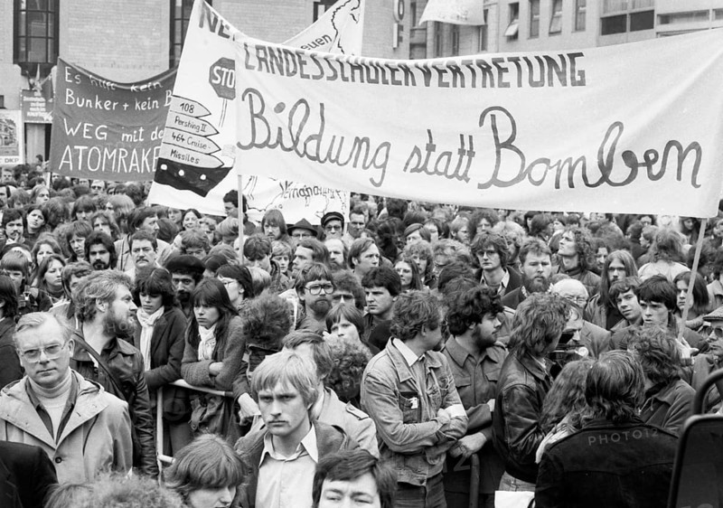 25, 000 called by the peace movement demonstrated against new nuclear missiles, neutron bomb and the Nato double decision on 4.4.1981 in Bonn, Germany, Europe