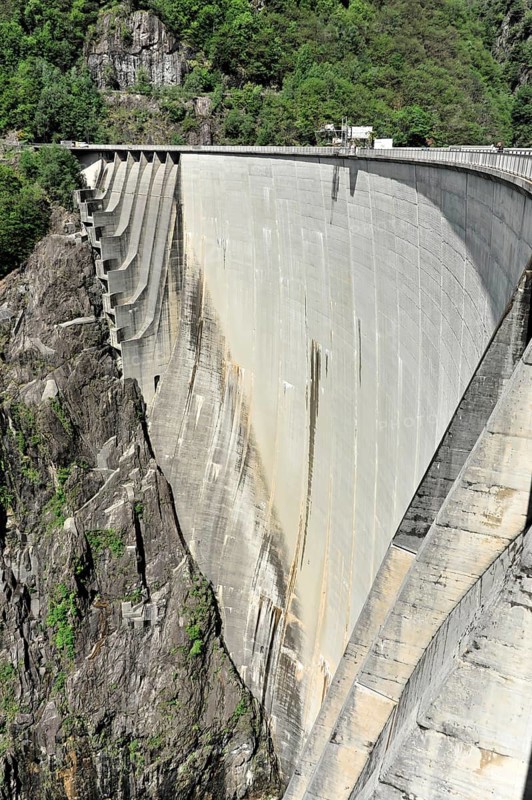 Contra dam with lateral overflows, site of James Bond's bungee jump in the film Goldeneye, diving tower in the centre of the dam crest, arch dam of the Vogorno reservoir in the Verzasca Valley, Valle Verzasca, Selvatica, Canton Ticino, Switzerland, Europe