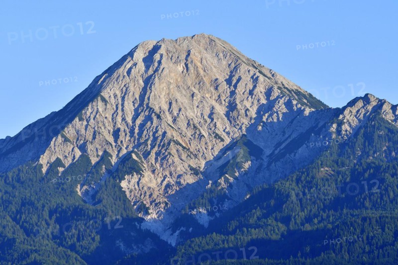 Mittagskogel (Karawanken) in the evening sun. Drobollach in Kärnten with the Faaker See and Mittagskogel in the Karawanks