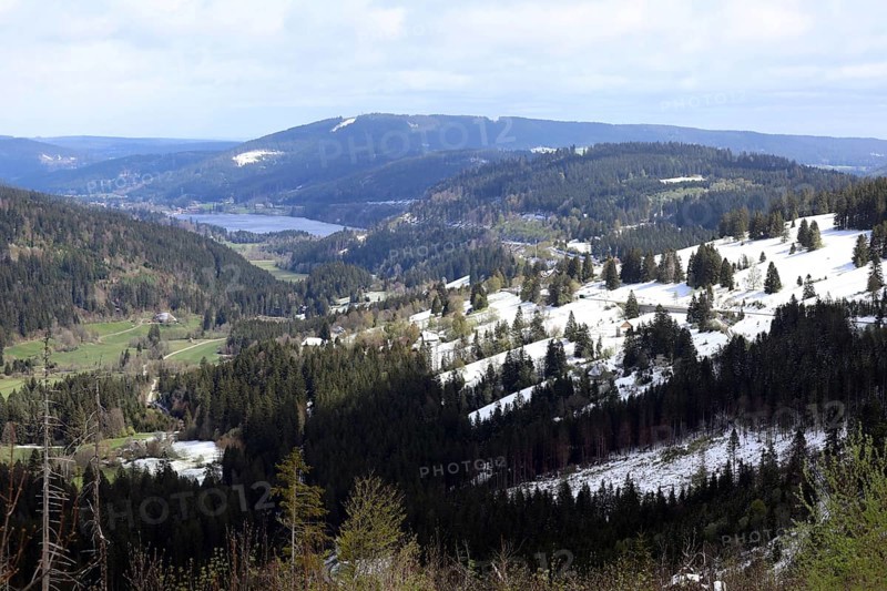Themed image Weather Onset of winter in the Black Forest. After early summer temperatures at the weekend, winter returned on Tuesday night. Around 10 centimetres of fresh snow fell at high altitudes in the Black Forest. View from the Feldberg Pass over the Bärental valley to Lake Titisee (Breisgau-Hochschwarzwald district) In the Feldberg region (Breisgau-Hochschwarzwald district), snow clearing vehicles were in operation, but the main thoroughfares, such as the B317 federal road, were passable for motorists