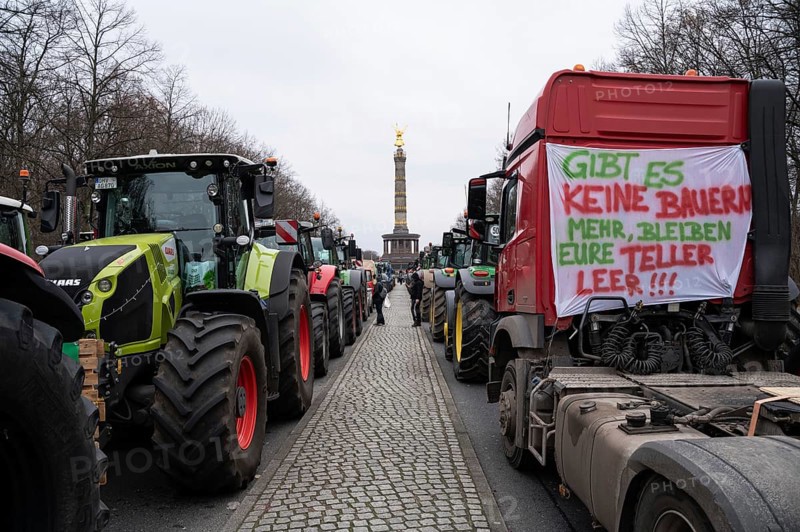 18.12.2023, Berlin, Germany, Europe, Several thousand farmers demonstrate with their tractors in front of the Brandenburg Tor tor in the capital against the policies and austerity plans of the traffic light government. The demonstration under the motto, Europe