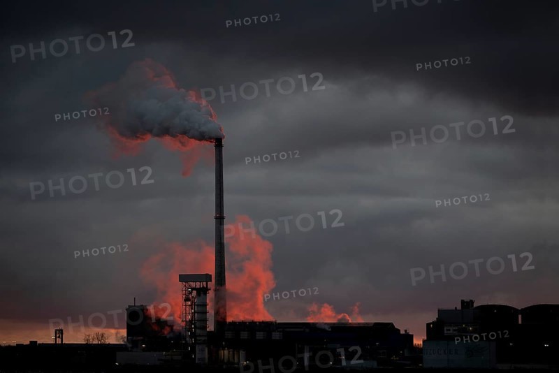 The Südzucker factory in Plattling at sunrise, water vapour coming out of the chimney, sugar refinery, Plattling, Lower Bavaria, Germany, Europe