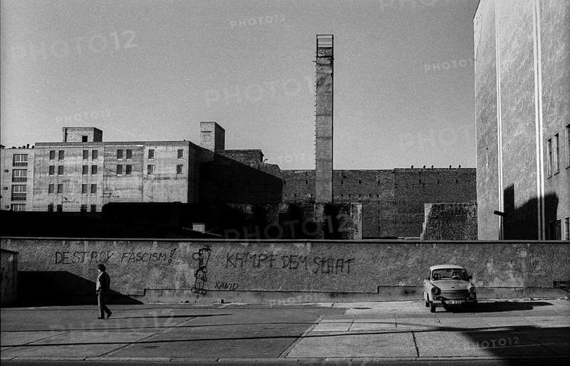 Germany, Berlin, 3 February 1991, Warschauer Straße (at the underground station), Trabant and chimney, Destroy Fascism, Kampf dem Staat, Europe