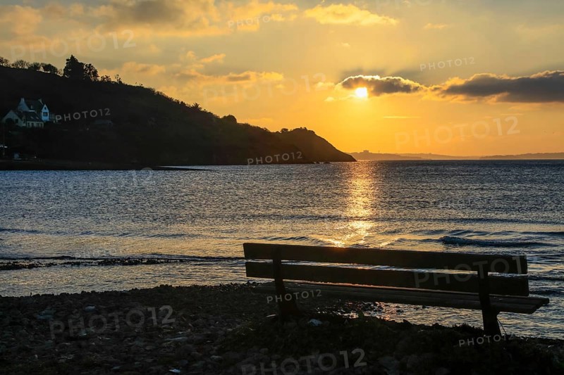 Bench on Le Caro beach shortly in front of sunset, view of the Presqu'ile de Crozon, Plougastel-Daoulas peninsula, Finistere Penn-ar-Bed department, Brittany Breizh region, France, Europe