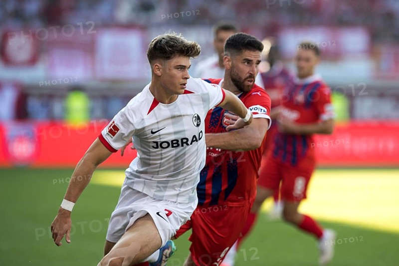 Football match, Noah WEISSHAUPT SC Freiburg left in a duel with Stefan SCHIMMER 1.FC Heidenheim looking towards the penalty area, Voith-Arena football stadium, Heidenheim