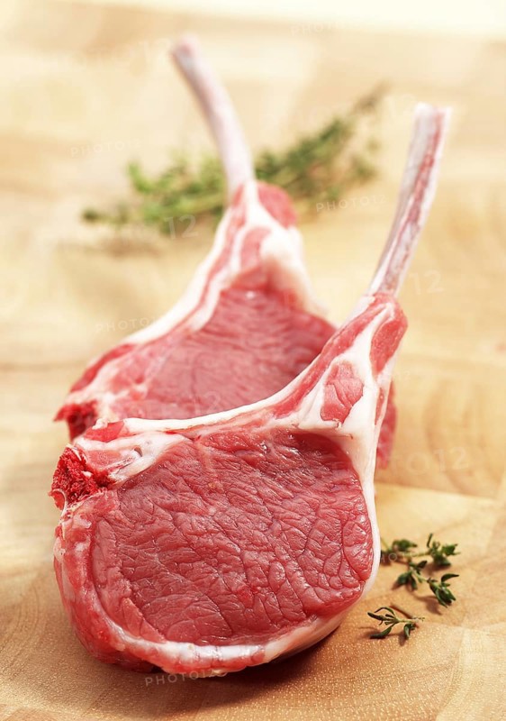 Fresh lamb chops with thyme