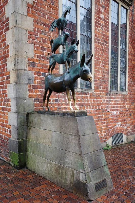 Statue of the Bremen Town Musicians in the Old Town, Hanseatic City, Bremen, Germany, Europe