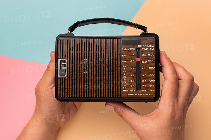 Small retro broadcast radio receiver