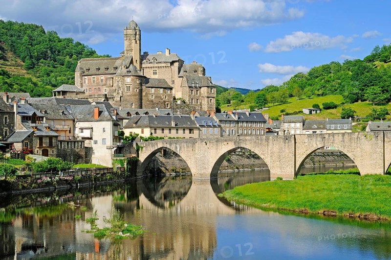 Pont sur le Lot, River Lot, View of Chateau d'Estaing, 15th century, Way of St. James, Department of Aveyron, Midi-Pyrenees, France, Europe
