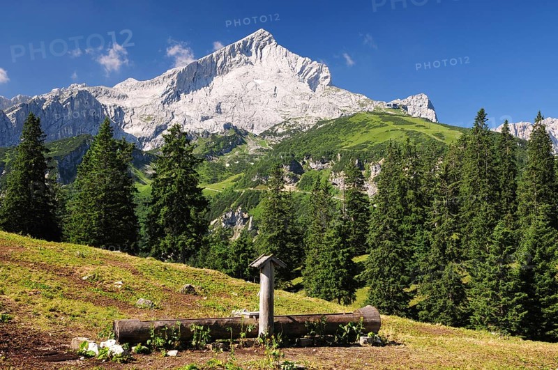 Fountain, view of Alpspitze, Garmisch-Partenkirchen, Bavaria, Germany, Europe