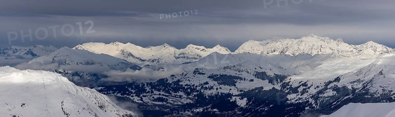 Mountain panorama in winter, in front Davos-Klosters ski area with Gotschna, behind it the entire Rätikon with Schesaplana, Grauspitz and Falknisspitz, Prättigau, Grisons, Switzerland, Europe