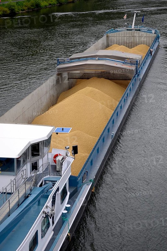 Cochem, Moselle, Rhineland-Palatinate, cargo ship on the Moselle