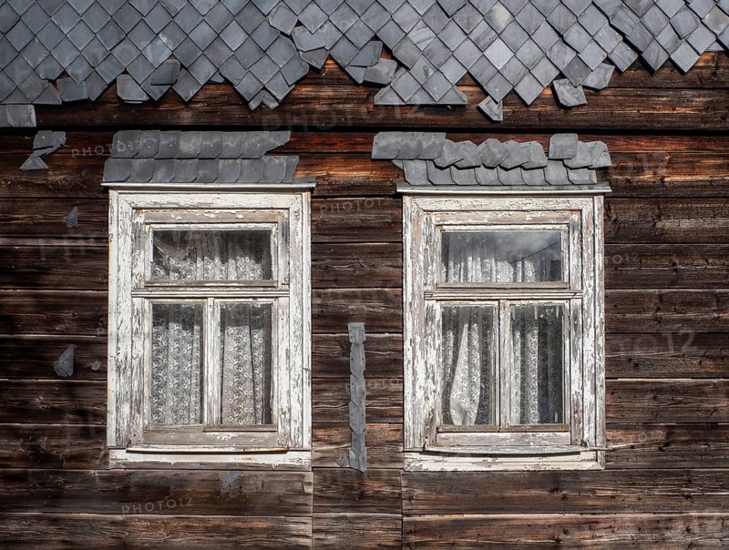Weathered wooden windows with curtains on a wooden house with slates in the Vessertal, Breitenbach, Schleusingen, Thuringian Forest, Thuringia, Germany, Europe