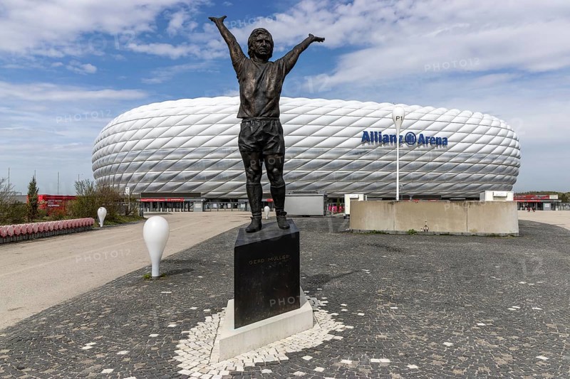 Gerd Müller monument and Allianz Arena football stadium in the background, Munich, Upper Bavaria, Bavaria, Germany, Europe