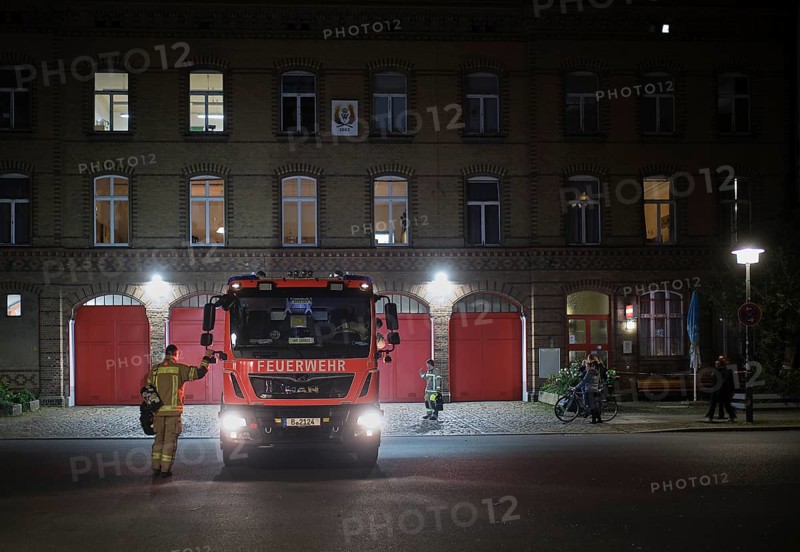 Germany, Berlin, 18. 10. 2020, Oderberger Straße fire station, fire brigade, coming from deployment, briefing, Europe