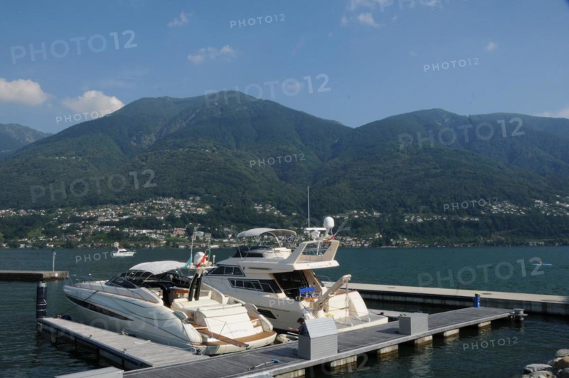 Luxusyachten im Hafen von Ascona am Lago Maggiore, der Schweiz.-italienischen Grenze. Luxury yachts and sailing boats in the harbour of Ascona City at the Swiss-Italian boarder, vintage, retro, old