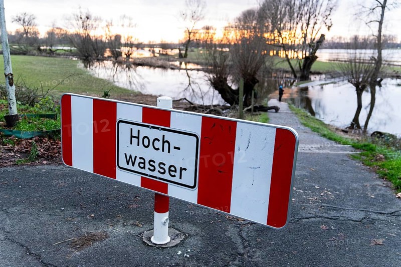 Flood warning sign on the Rhine near Düsseldorf, Germany, Europe