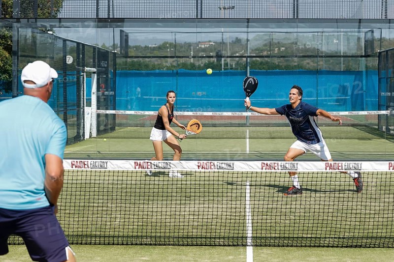 Junges Paar spielt Padel im Club Robinson in Ugento, Apulien, Italien