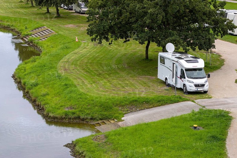 Motorhome in motorhome parking space, Lände Hilpoltstein on the banks of the Main-Danube Canal, Hilpoltstein, Franconian Lake District, Middle Franconia, Franconia, Bavaria, Germany, Europe