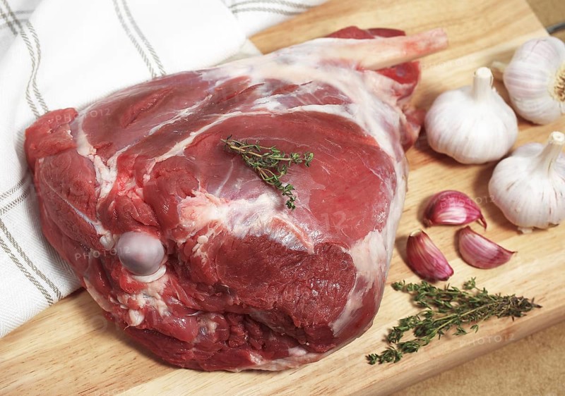 LEG OF LAMB WITH GARLIC AND THYME