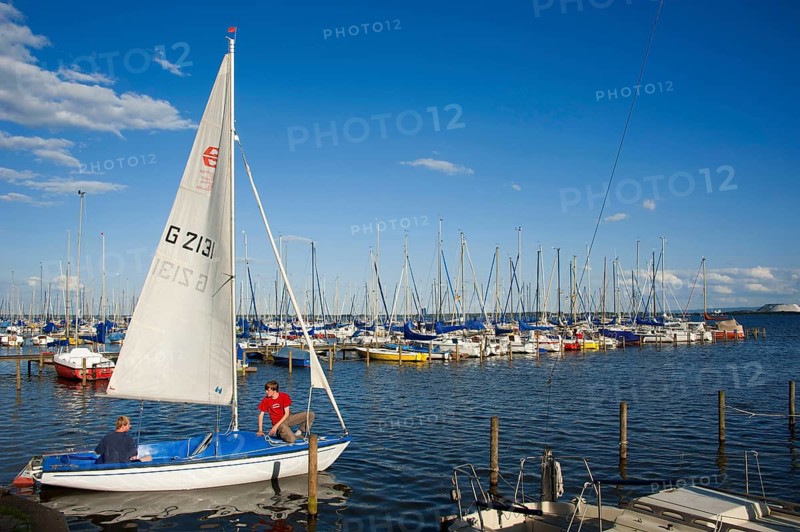 Boats at jetty, Mardorf, Neustadt am Rübenberge, Steinhuder Meer, Lower Saxony, Germany, Europe