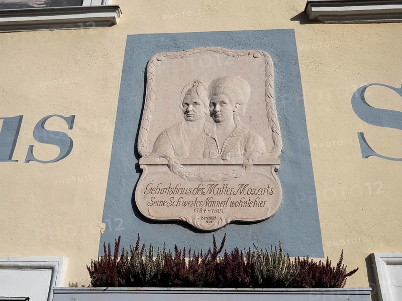 Commemorative plaque on the Mozart House in St. Gilgen am Wolfgangsee, birthplace of Mozart's mother, Salzburg, Austria, Europe