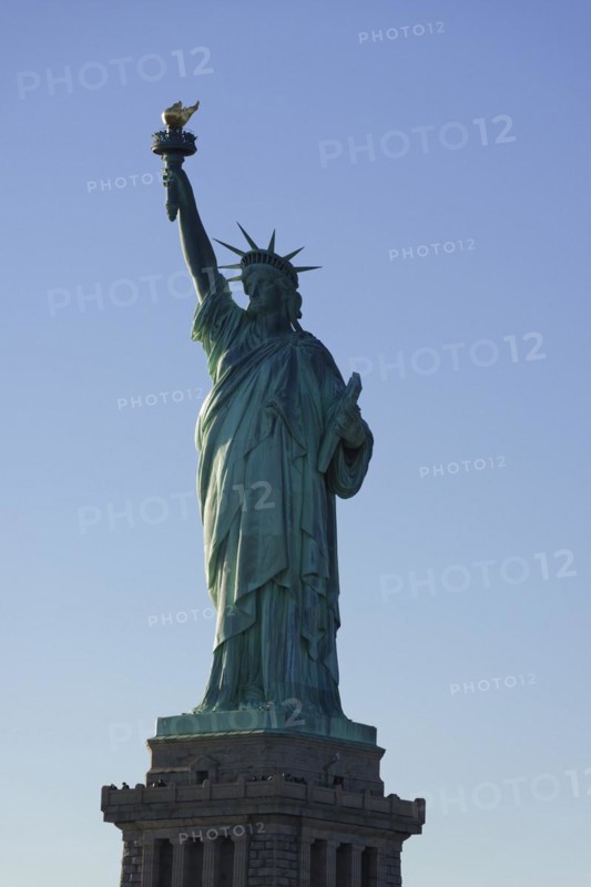 The Statue of Liberty in front of a clear blue sky, symbol of freedom and independence, on the East River, Manhattan, Brooklyn, New York City, New York, USA, North America