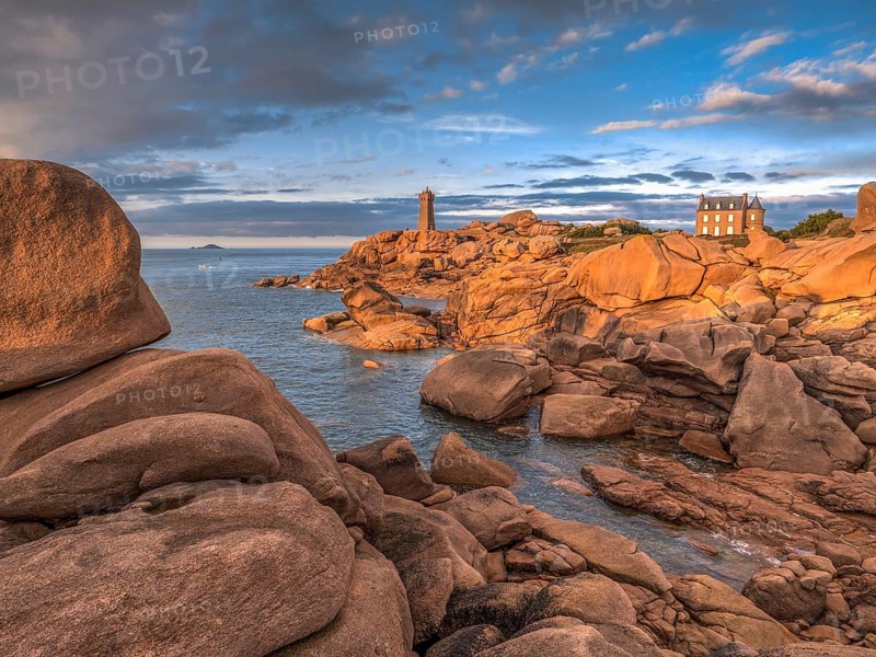 Phare de Ploumanach lighthouse and science museum, Maison du Littoral with the beautiful pink granite rock formations of Cote Granit Rose, in front of sunset, Cote du Granit Rose, Saint-Guirec, Ploumanach, Côtes-d'Armor, Brittany, France, Europe