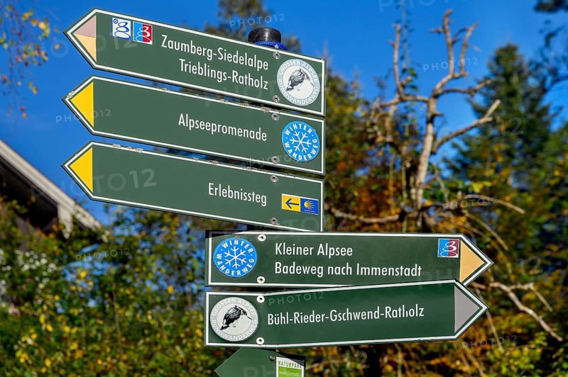 Signpost on the shore path at the autumnal large Alpsee near Bühl, Immenstadt Im Allgäu, Upper Allgäu, Bavaria, Germany, Europe