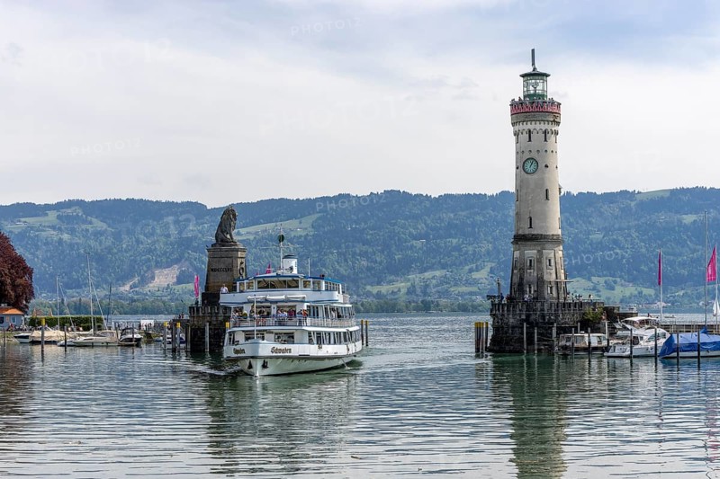 Bavarian Lion and New Lighthouse at the harbour entrance and the ship Swabia enters the harbour, Lake Constance, Lindau Island, Lindau on Lake Constance, Swabia, Bavaria, Germany, Europe