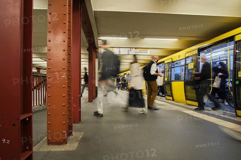 Germany, Berlin, 17. 09. 2020, Alexanderplatz underground station, U2, to Pankow, rushing passengers, Europe