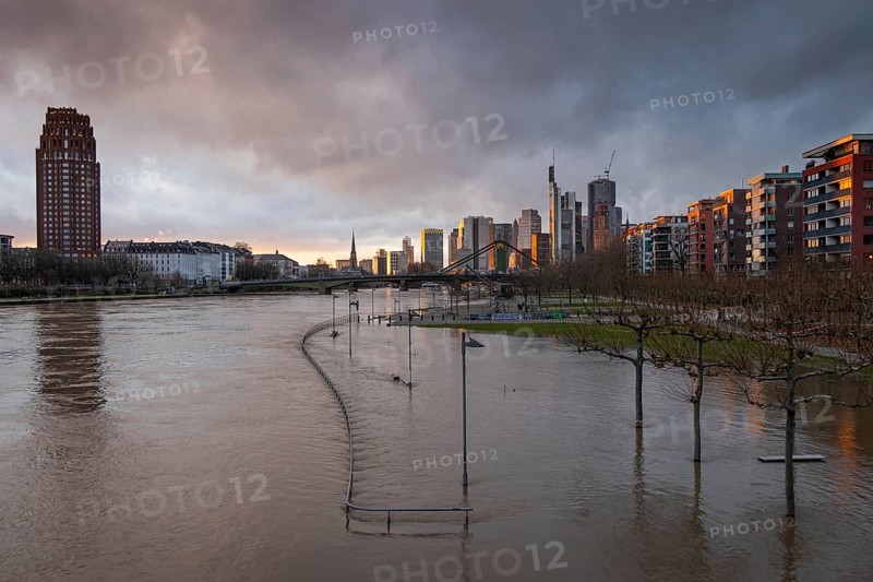 After persistent rainfall, the River Main burst its banks in the eastern harbour area of Frankfurt and caused flooding in the Weseler Werft area, Mainufer, Frankfurt am Main, Hesse, Germany, Europe