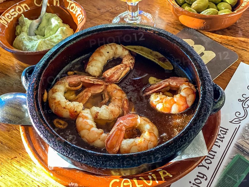 Fried prawns in oil with garlic, tomatoes, Mallorca, Spain, Europe