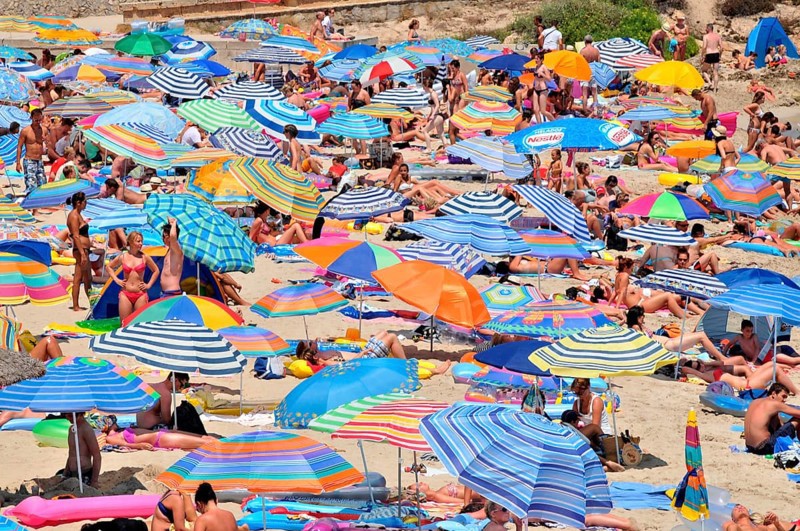 Son Moll beach, Ratjada, mass tourism, parasol, parasols, Cala Rajada, Majorca, Spain, Europe