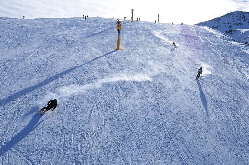 Davos: The annual winter fun has started again. Most ski areas are already open, like here on the Parsenn | skiing and snow boardering on artificial snow on Parsenn mountain in Davos