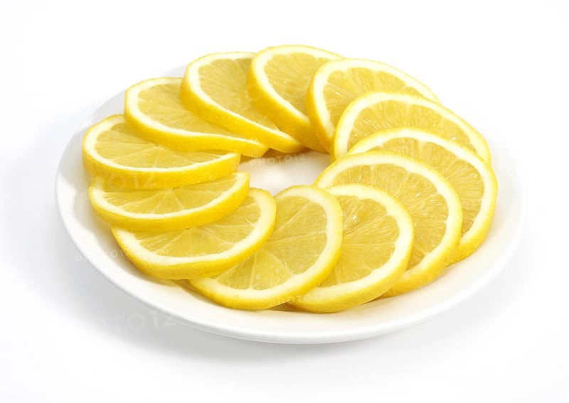 Um, lemon (Citrus limon), lemon tree lozenge family, YELLOW LEMON Citrus lemon ON A PLATE
