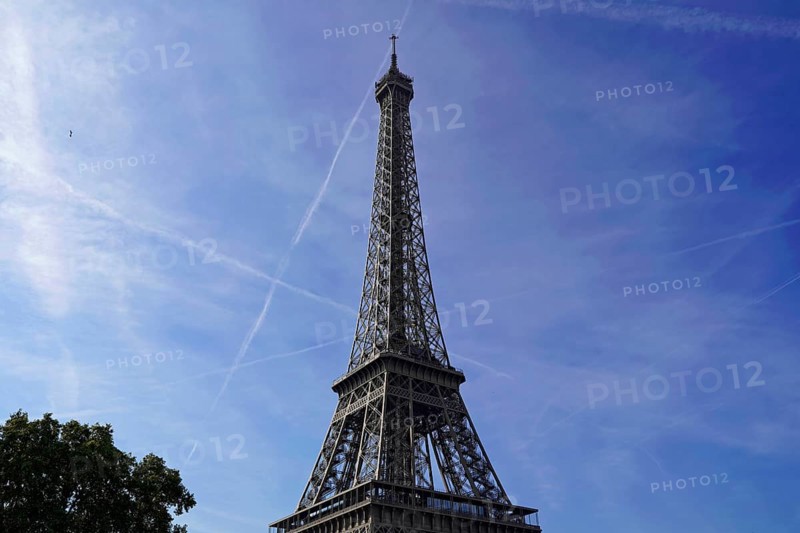 Jardin de la Tour Eiffel, Eiffel Tower, Paris, France, Europe
