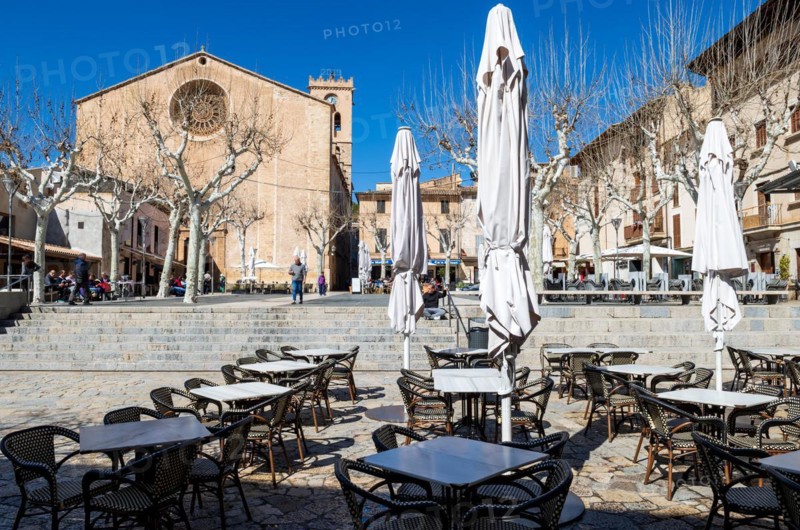 Restaurant terrace at the Plaza Mayor, behind the parish church of Santa Maria dels Àngels, Pollença or Pollensa, Serra de Tramuntana, Majorca, Balearic Islands, Spain, Europe