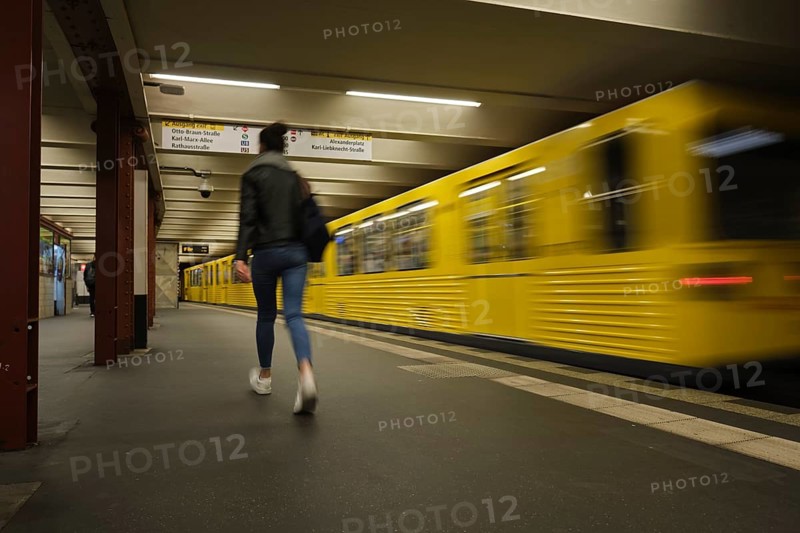 Germany, Berlin, 17. 09. 2020, Alexanderplatz underground station, U2, to Pankow, rushing passengers, Europe