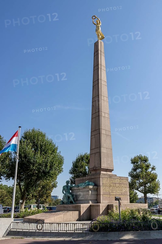 Gëlle Frau, Gëlle Fra war memorial of granite obelisk with gilded bronze statue of a woman at the top, Luxembourg, Grand Duchy of Luxembourg, Europe