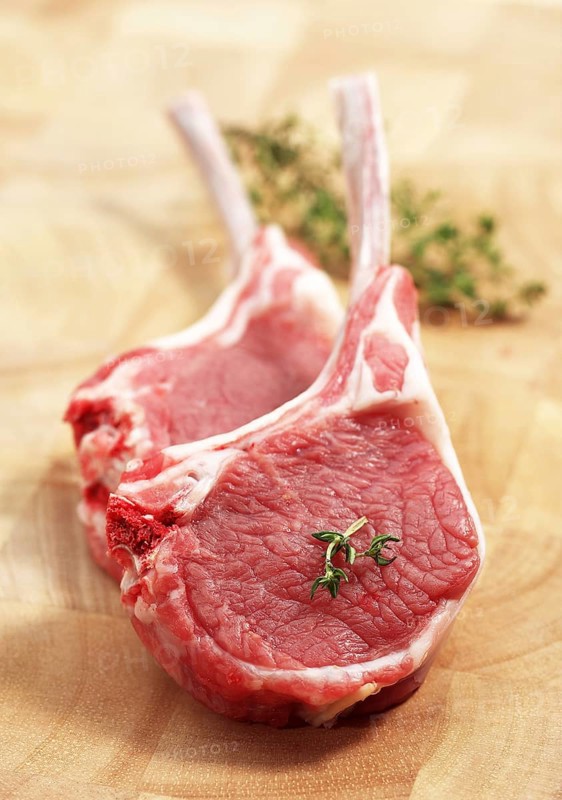 Fresh lamb chops with thyme