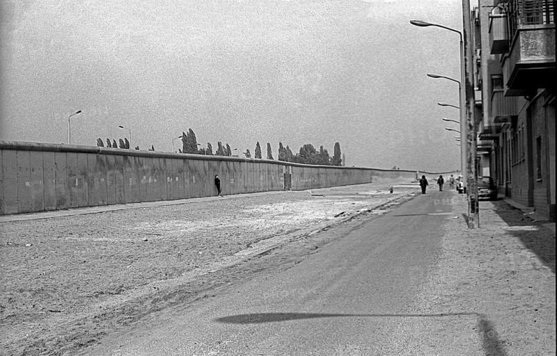 GDR, Berlin, 28. 04. 1990, Wall at the old goods station site (Gleim tunnel), Schwedter Straße, © Rolf Zoellner